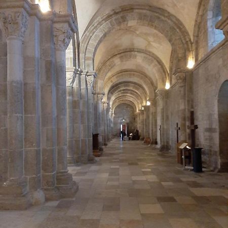 Centre Ville Historique: Spacious Apartment with Free Parking & EV Charging Avallon Exterior photo