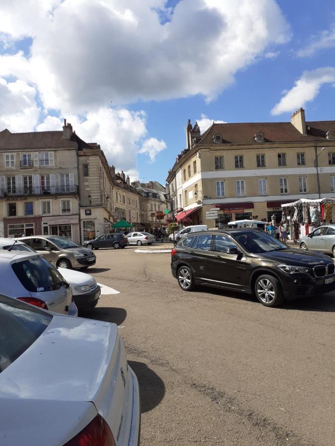 Centre Ville Historique: Spacious Apartment with Free Parking & EV Charging Avallon Exterior photo