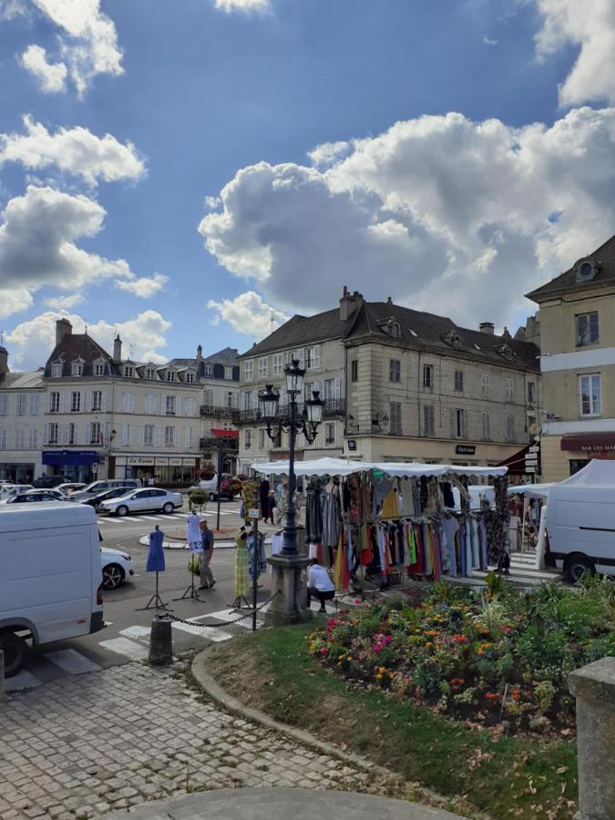 Centre Ville Historique: Spacious Apartment with Free Parking & EV Charging Avallon Exterior photo